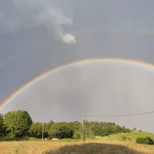Imposanter Regenbogen am Tag der Bezirkswallfahrt vom Weingut Ostermühle aus fotografiert.