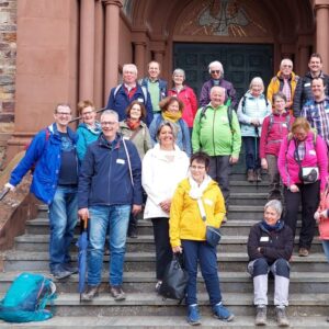 19 Pilgernde waren unter Leitung von Gabriele Nick und Ursula Schneider auf dem Rheingauer Klostersteig unterwegs und stellte sich vor der Kirche der Abtei St Hildegard zum Foto auf.