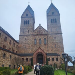 Die Abteikirche St. Hildegard.