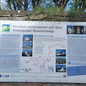 Beim ehemaligen Kloster Marienhausen in Aulhausen informiert ein Schild über den bevorstehenden Pilgerweg.