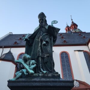 Die Winkeler widmeten 1906 dem Heiligen Rabanus Maurus ein Denkmal. Er hat 300 Menschen vor dem Hungertod bewahrt, indem er Essen aus seinem Vorrat zur Verfügung gestellt stellte.