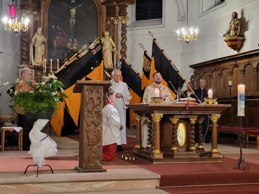 Bezirkspräses Pfarrer Michael Pauly und sein Stellvertreter Diakon Hans-Jürgen Siebers zelebrierten die Heilige Messe. Die Kolpingfamilien des Bezirks Rheingau waren mit ihren Kolpingbanner vertreten.