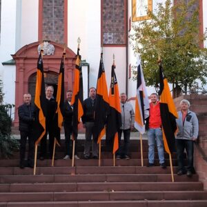Die Bannerabordnungen der Rheingauer Kolpingfamilien stellten sich vor der Heiligen Messe zum Gruppenfoto auf.