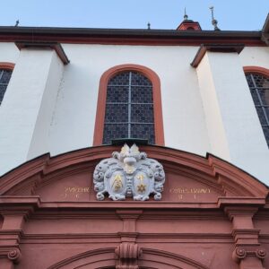 Eingang der St. Walburga-Kirche Winkel.