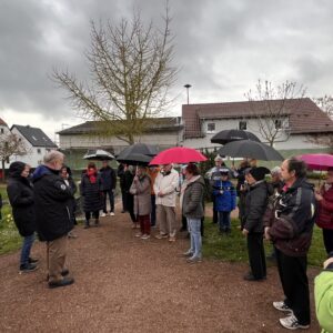 Über 60 Teilnehmer nahmen am traditionellen Kreuzgang der Kolpingfamilie Winkel teil.