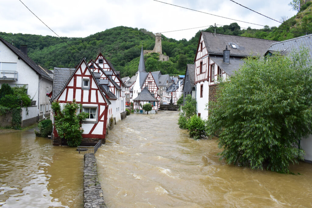 Dorfzentrum von Monreal im Elz im Hochwasser Juli 2021