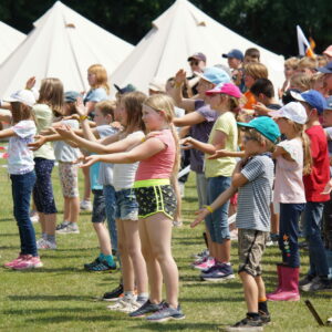 Kinder vor Zelten im Pfingstzeltlager 2022