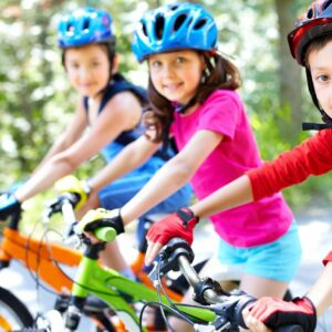 Drei Kinder mit Fahrrädern