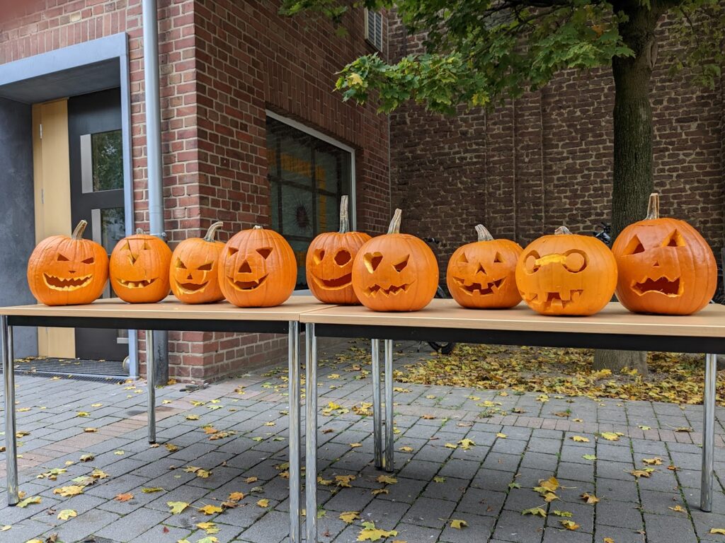 Foto: Neu von unseren Kids gestaltete Halloween-Kürbisse