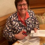 Helga Geißler organisiert in der Kolping Erding schon seit über zwei Jahrzehnten das Sammeln von Briefmarken. Sie hat viele Helfer, die die Briefmarken entsprechend für den Verkauf vorbereiten.