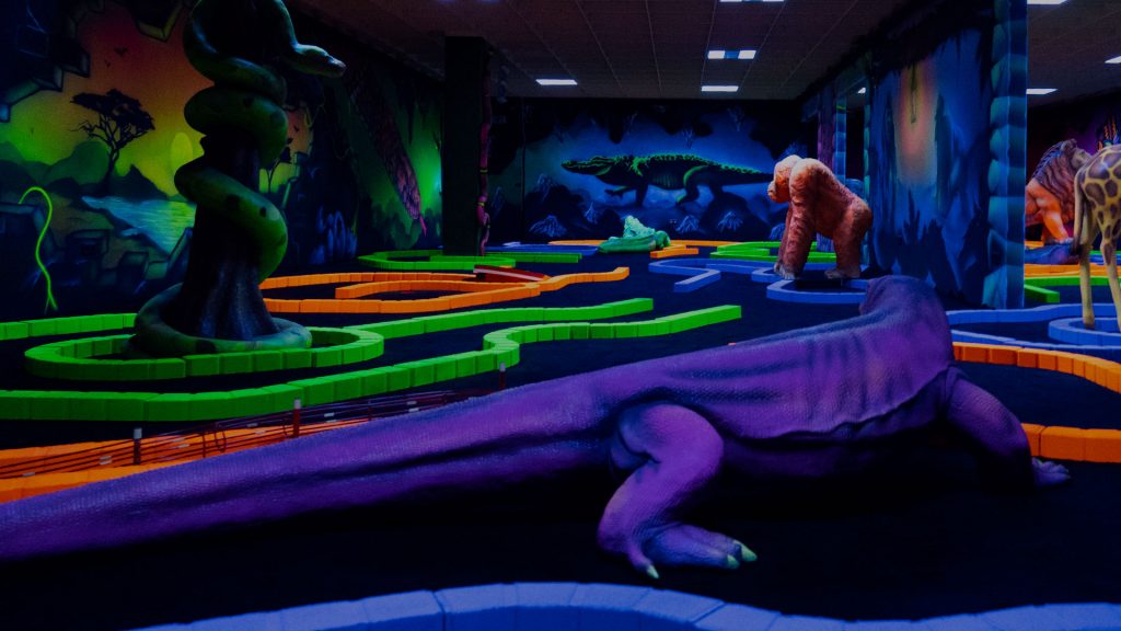 Schwarzlicht-Minigolf-Anlage (Quelle: blacklight-minigolf-eggenfelden.de)