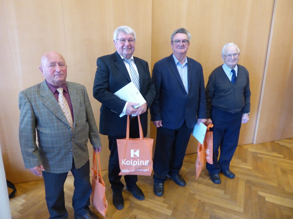 Ewald Buckel, Werner Jechnerer und Josef Gedon wurden für 60-jährige Zugehörigkeit ausgezeichnet. Anton Nachtrab konnte auf 65-jährige Mitgliedschaft zurückblicken