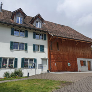 Das moderne Pfarreizentrum St. Gabriel im historischen Bauernhaus