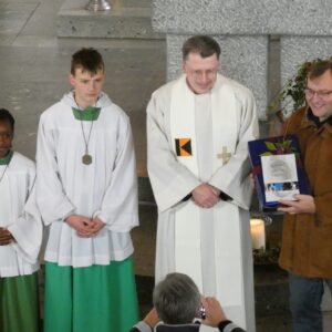 Pfarrer Richard Dressel gratuliert der Kolpingsfamilie Jestetten zum Jubiläum