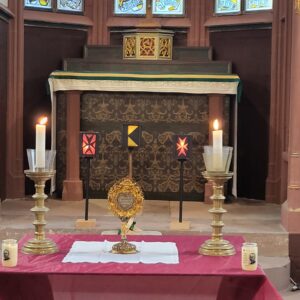 Feierlich geschmückter Altar mit Valentinusreliquie und Leuchter der Kolpingfamilie und der Malteser.