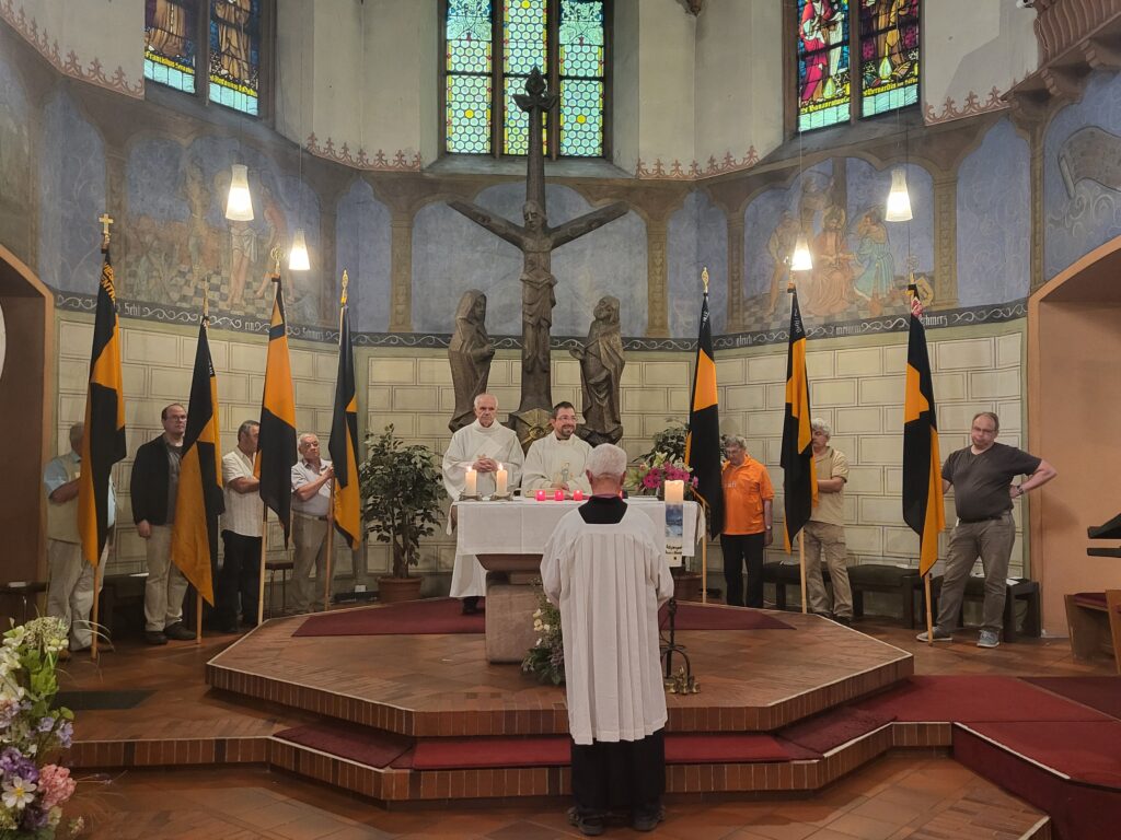 Jedes Jahr kommen die Rheingauer Kolpingfamilien im Kloster Marienthal zusammen und feiern die Heilige Messe.
