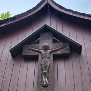 Das Eichenkreuz mit Reliefkorpus an der Pestkapelle wurde 2004 von Bruno Kriesel gestiftet. Anlass war das 400´jährige Jubiläum der Gedenkkapelle.