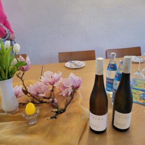 Traditioneller Abschluss mit Kiedricher Wein vom Weingut Hans Prinz, Wasser, Spundekäs, Datteldip und Brot im Pfarrheim St. Dionysius.