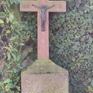 Das Pfarrer-Zaun-Kreuz erinnert an Pfarrer Zaun (1821-1884), der in der Nähe dieses Mitte des 19. Jahrhunderts in der Nähe dieses Kreuzes tot aufgefunden wurde. Er starb auf dem Rückweg aus Erbach vermutlich an einem Schlaganfall.