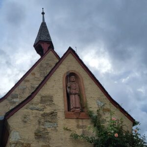 Die Bingerpfortenkapelle entstand 1872 aufgrund einer privaten Stiftung. Hier stand ursprünglich ein Steinkreuz aus dem Jahr 1732. Wegen der Verbreiterung der Straßenführung benötigte es einen anderen Standort und wurde auf Veranlassung von Pfarrer Dr. Alfred Mann als Hochkreuz oberhalb des Gräfenberg aufgestellt.