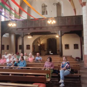 Gespannte Zuhörinnerinnen und Zuhörer aus Kiedrich in der Rauenthaler Kirche.