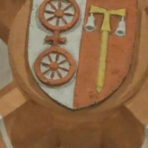 Schlussstein mit Rauenthaler Wappen. Der T-förmige Stab mit Glocken rechts weist auf den Hl. Antonius Emerita hin. LInks die sogenannten 