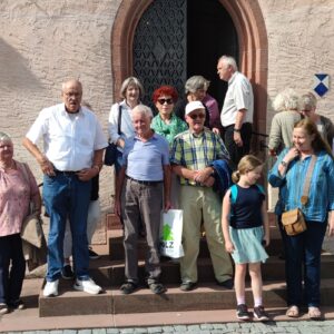 Die Gäste aus Kiedrich vor der Rauenthaler Kirche St. Antonius Emerita.