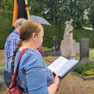 Hiltrud Bibo (Kolping-Schriftführerin) bei der Andacht am Grab von Pfarrer Jakob Gräf.