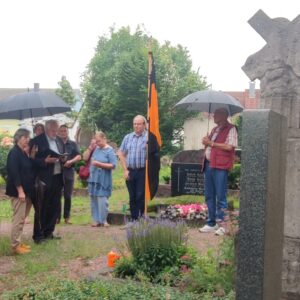 Am Grab von Pfarrer Gräf auf dem Alten Friedhof gedachten die Kolpingmitglieder in einer Andacht ihrem Gründugsvater.