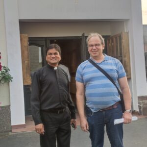 Pfarrer Sure Suresh (links) und Kolpingvorsitzender Norbert Bibo vor dem Gutsausschank, in dem sich die Teilnehmerinnen und Teilnehmer zum geselligen Abschluss trafen