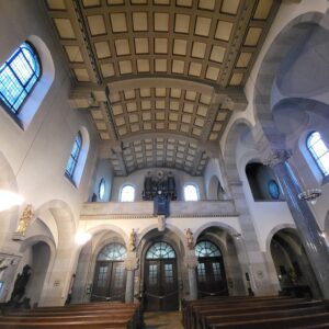 Die Pfarrkirche St. Elisabeth wurde von 1914-16 von Architekt Hans Rummel im Stil des Historismus. Die Kassettendecke wurde in Beton gegossen – ein damals neuer und hochmoderner Baustoff.