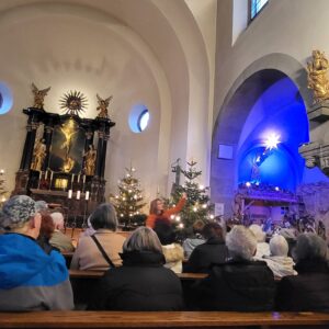 Gespannt lauschten die 26 Teilnehmerinnen und Teilnehmer den interessanten Ausführungen von Melanie Hanold über die St. Elisabethenkirche in Bad Schwalbach.