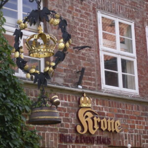 Fassade mit Nasenschild des Brauhaus Krone in Lüneburg