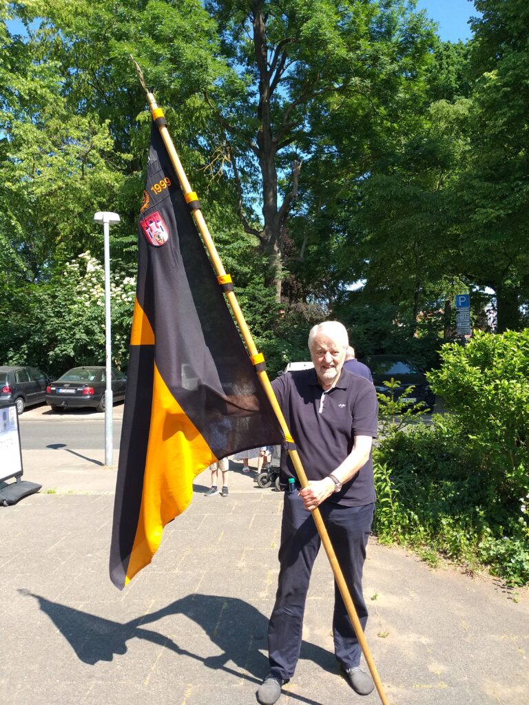 Vorstandsmitglied Gerhard Steinhoff mit Kolping-Banner