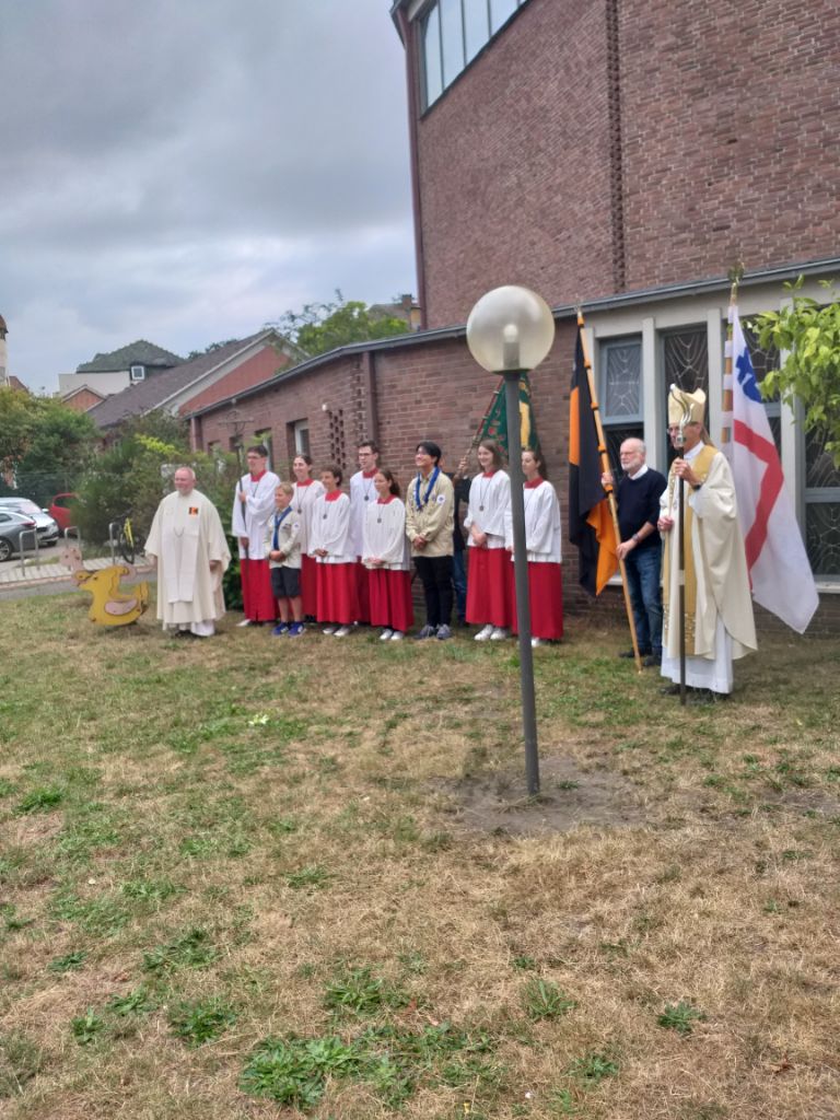 Gruppenbild der KF Lüneburg mit Bischof Dr. Wilmer