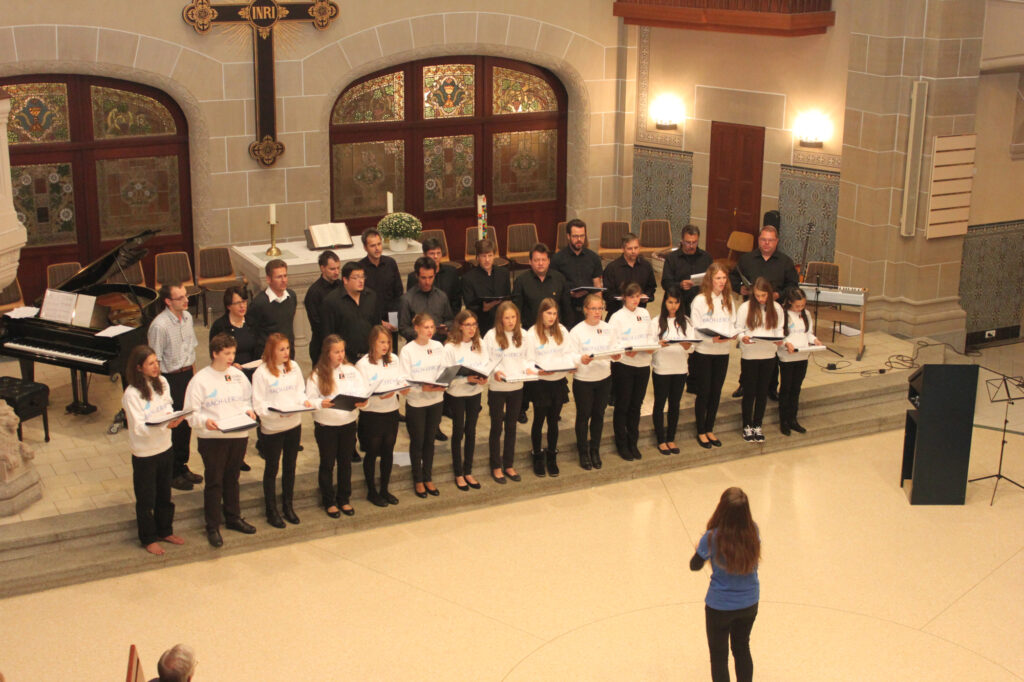 Die Weinheimer Bachlerchen bei ihrem Jubiläumskonzert 2014 in der Weinheimer Peterskirche. Gesungen haben aktive sowie ehemalige Sänger:innen der Bach-Lerchen