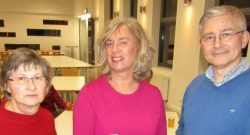 Irmgard Moll-Umhey (l.) und Alfred Neubrand (r.) von der Kolpingfamilie freuen sich, Gisela Wrensch (M.) vom Verein „Pro down“ das Spendengeld übergeben zu können.