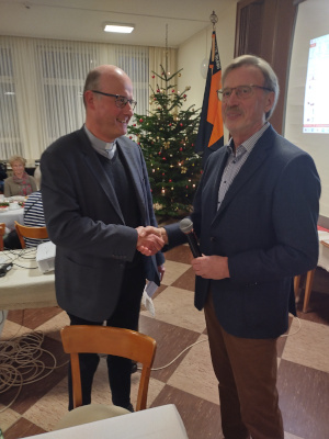 Bernhard Arndt mit Pastor Metten nach seiner Wiederwahl zum Präses